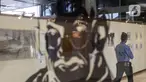 Pengamanan dalam DPR  melihat karya lukis dan karya foto pada pameran 150 Tahun Mahatma Gandhi di kompleks Parlemen, Senayan, Jakarta, Jumat (2/10/2020). Pameran ini kerjasama Kedubes India dan DPR mengambil tema "kebenaran, anti kekerasan dan Satyagraha". (Liputan6.com/Johan Tallo)