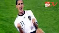 Jerman membuktikan diri pantas jadi favorit. Di laga perdananya dalam babak penyisihan Grup D, Tim Panser tanpa ampun membantai Australia yang tampil dengan 10 pemain dengan skor telak 4-0 (2-0).