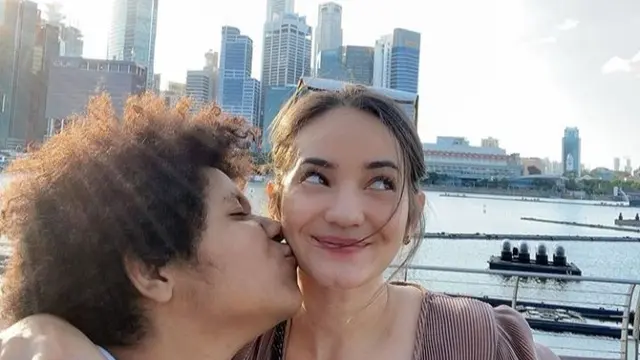 7 Potret Kebersamaan Enzy Storia dan Sang Adik, Kompak Banget