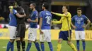 Kapten Italia, Gianluigi Buffon, menenangkan Andrea Barzagli, usai ditahan imbang Swedia pada laga leg kedua playoff Piala Dunia 2018, di Stadion Giuseppe Meazza, Senin (13/11/2017). Italia bermain imbang 0-0 dengan Swedia. (AFP/Miguel Medina)