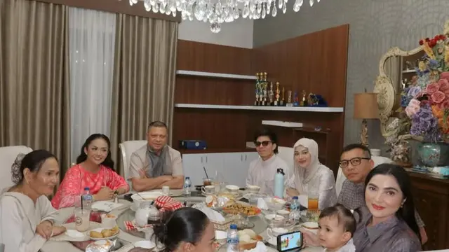 Buka puasa mewah dan penuh cinta, momen kebersamaan Aurel dan keluarga besar. (credit:instagram.com/aurelie.hermansyah)