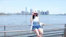 Pakai kaus tanktop warna putih dengan kemeja stripes sebagai outer dan dipadukan dengan celana jeans pendek, penampilan Claudia Andhara ini simpel dan cocok untuk liburan. Cap hat warna putih senada dengan baju yang dikenakan mendukung penampilannya jadi makin menarik. Suasana Negeri Paman Sam yang tampak cerah, membuat hasil foto Claudia Andhara ini manjakan mata. (Liputan6.com/IG/@claudiaudie)