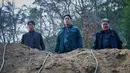Selain itu, masih terlihat Sang Deok, Young Geun, dan Bong Gil berkumpul dan melihat ke bawah pada sesuatu dengan ekspresi bingung, menunjukkan konfrontasi mereka dengan inti dari kejadian tersebut. (Foto: Showbox via Soompi)