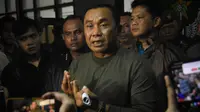 Panglima Komando Daerah Militer (Pangdam) Jaya Mayjen TNI Mohamad Hasan berbicara kepada media di pintu masuk gudang amunisi militer di Bekasi, Jawa Barat, pada 30 Maret 2024. (REZAS/AFP)