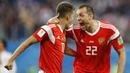 Para pemain Rusia merayakan gol  bunuh diri yang dilakukan pemain Mesir pada laga Grup A Piala Dunia di Stadion Krestovsky, St Petersburg, Selasa (19/6/2018). Rusia menang 3-1 atas Mesir. (AP/Efrem Lukatsky)
