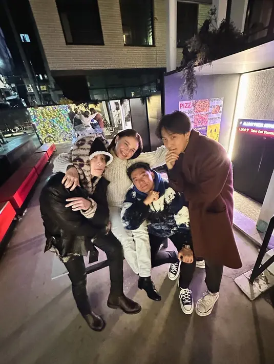 Tak hanya bertemu dengan Siwon Super Junior saja, namun pria kelahiran 17 Oktober 1991 ini juga bertemu dengan Jinhwan atau Jay serta Donghyuk atau DK dari iKON. Ketiganya bersama dengan Rossa sendiri pernah mengisi acara yang sama diman Boy William sebagai host. (Liputan6.com/IG/@boywilliam17)