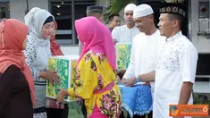 Citizen6, Surabaya: Ririn Ris Wahyuningsih, STP istri dari Letkol Marinir Ainur Rofiq memberikan tali asih kepada Warakauri Batalyon Howitzer-1 Marinir, dan dilanjutkan dengan ceramah agama oleh Drs.Miftahul Jinan. (Pengirim: Budi Abdillah)