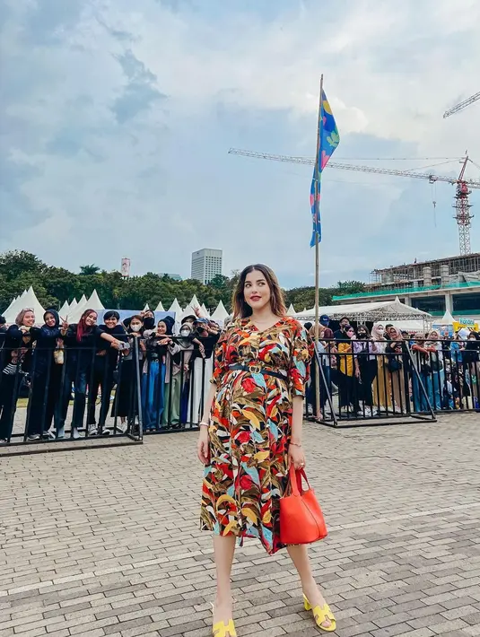 Berpose di hadapan kamera, Tasya Farasya yang akan punya dua anak ini terlihat begitu glowing! (FOTO: instagram.com/tasyafarasya)