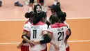 Selebrasi Timnas putri Indonesia setelah mengalahkan Filipina dengan skor 3-0 (25-17, 25-20, 25-10) pada babak penyisihan grup A Kejuaraan Bola Voli putri AVC Challenge Cup 2023 di GOR Tri Dharma Gresik, Selasa (20/6/2023). (Bola.com/Dok. PBVSI)