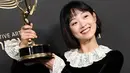 Tampil dengan gaya rambut pendek berponi, Lee Yoo Mi memenangkan piala Emmy untuk kategori "Oustanding Guest Actress in Drama Series" berkat perannya sebagai Jiyoung dalam serial Squid Game. Bintang Squid Game ini juga mengukir prestasi baru sebagai aktris Korea Selatan pertama yang memenangkan penghargaan Emmy. (Liputan6.com/IG/@leeyoum262)