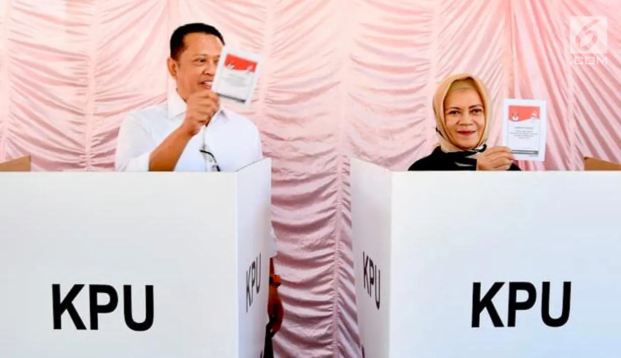 Ketua DPR RI Bambang Soesatyo bersama istri Lenny Sri Mulyani saat menggunakan hak pilihnya pada Pemilu 2019 di TPS 15, Kabupaten Purbalingga, Jawa Tengah, Rabu (17/4). TPS 15 merupakan TPS terdekat dari rumah tinggal Bamsoet di Jalan Ahmad Nur Purbalingga. (Liputan6.com/Pool/Humas DPR)
