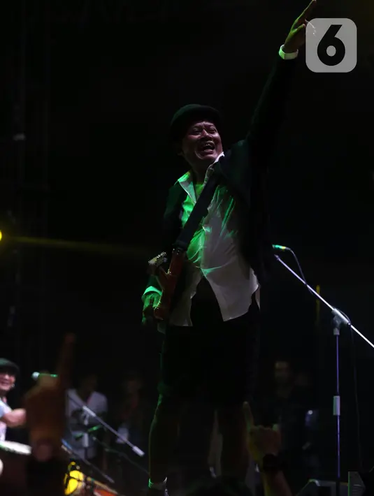 Sesekali Tony Q mengajak penonton bernyanyi bersama. (Liputan6.com/Helmi Fithriansyah)