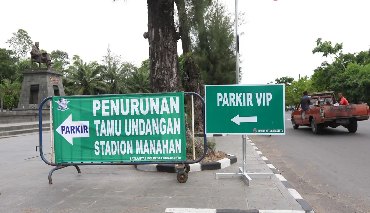 Rambu penunjuk yang terpasang di halaman komplek Stadion Manahan, Solo, Selasa (7/11). Lokasi tersebut telah disiapkan panitia sebagai salah satu kantong parkir kendaraan tamu acara pernikahan Kahiyang Ayu dan Bobby Nasution. (Liputan6.com/Angga Yuniar)