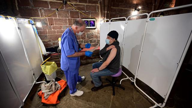 FOTO: Inggris Pecah Rekor Kasus Harian COVID-19