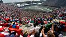 Penonton memadati tribun saat balapan F1 GP Meksiko di Sirkuit Autodromo Hermanos Rodriguez, Senin (31/10/2016) dini hari WIB. (AFP/Pedro Pardo)