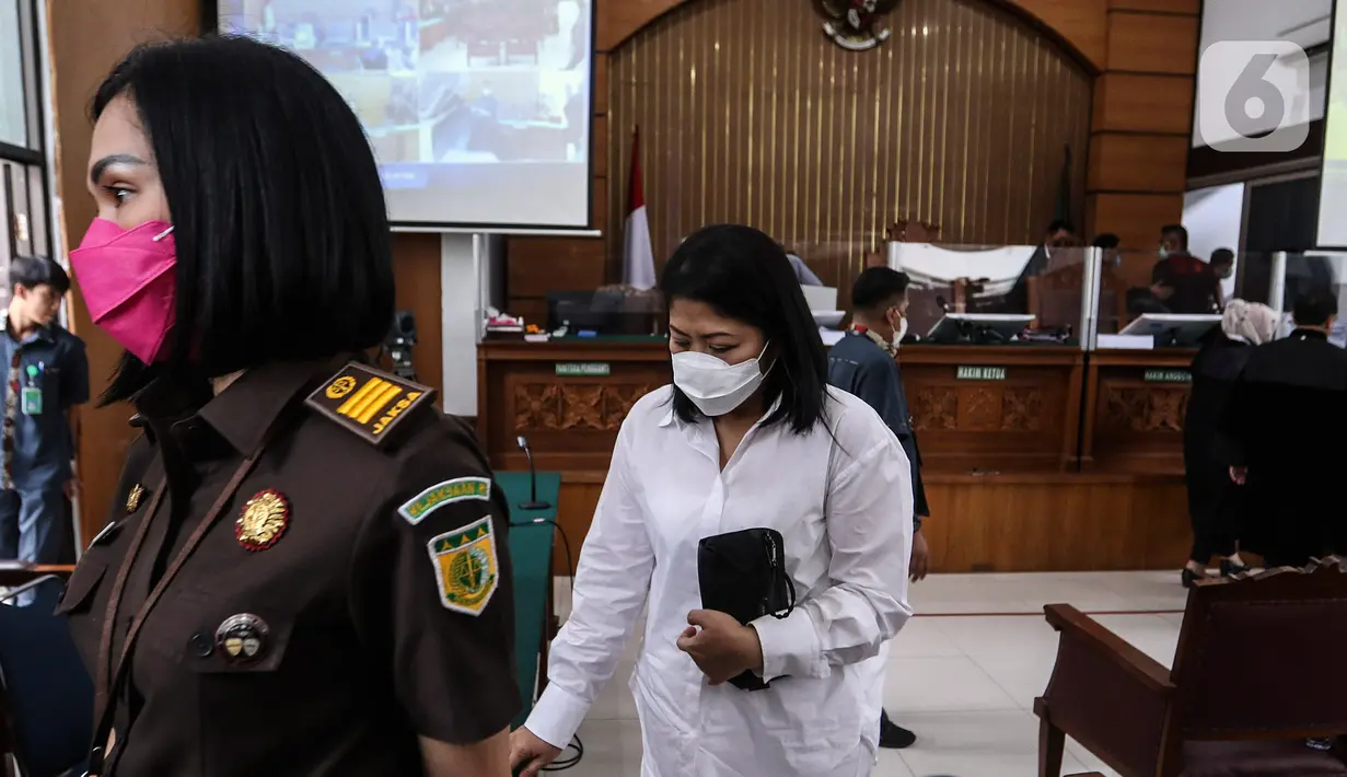 Terdakwa Putri Candrawathi usai menjalani sidang lanjutan dalam kasus pembunuhan Brigadir Yosua Hutabarat dengan agenda sidang pembacaan tuntutan oleh Jaksa Penuntut Umum di Pengadilan Negeri Jakarta Selatan, Rabu (18/1/2023). Putri dinilai terbukti melanggar Pasal 340 juncto Pasal 55 ayat (1) ke-1 Kitab Undang-undang Hukum Pidana (KUHP). (Liputan6.com/Johan Tallo)