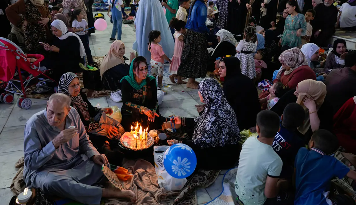 Perayaan ini menjadi ajang untuk mengenang jasa-jasa serta ajaran-ajaran yang telah ditinggalkan oleh Nabi Muhammad SAW. (AP Photo/Hadi Mizban)