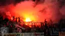 Suporter tim Maung Bandung menyalakan flare saat menyaksikan laga antara Persib melawan PSGC di Stadion Galuh Ciamis, Minggu (10/4/2016). Persib unggul 5-1 atas PSGC. (Liputan6.com/Helmi Fithriansyah)