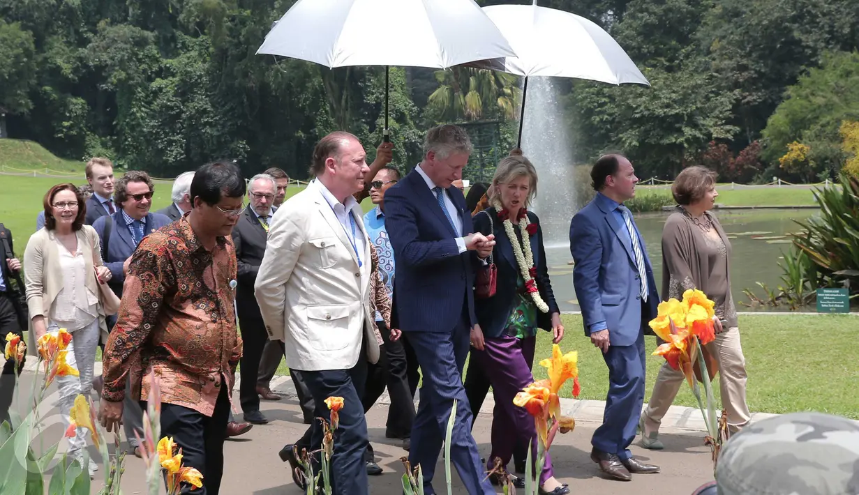 Putri Astrid dari Kerajaan Belgia (tengah) berkeliling ke Kebun Raya Bogor, Jawa Barat, Rabu (16/3). Kegiatan itu sebagai salah satu rangkaian kunjungan resmi kenegaraan Kerajaan Belgia dengan misi kerja sama bilateral. (Liputan6.com/Faizal Fanani) 