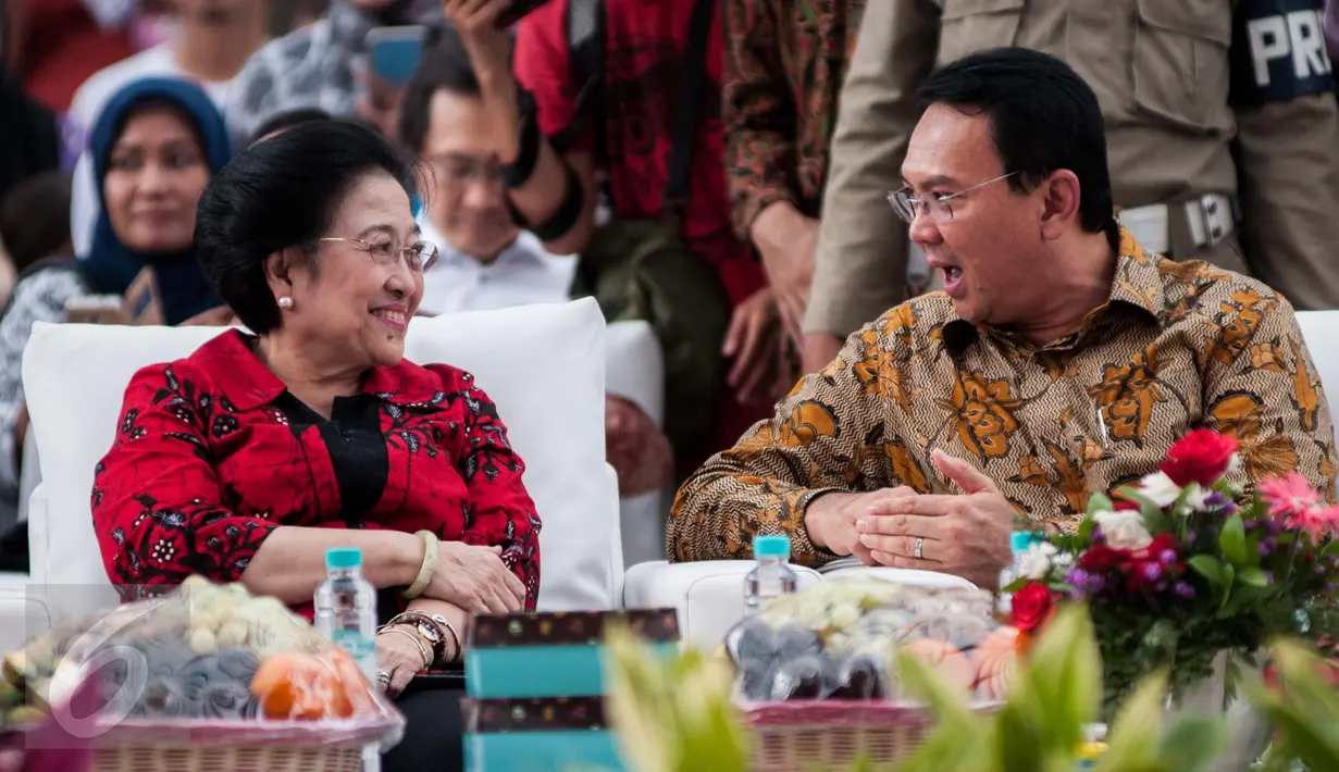 Gubernur DKI Jakarta Basuki Tjahaja Purnama (Ahok) bersama Presiden ke-5 Megawati Soekarnoputri saat acara peresmian RTH dan RPTRA Kalijodo, Jakarta, Rabu (22/2). (Liputan6.com/Gempur M Surya)