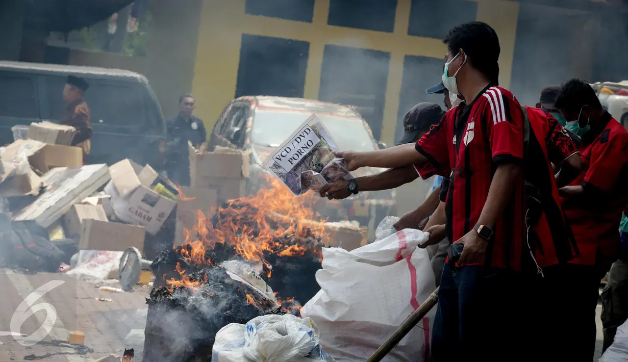 Petugas memusnahkan barang bukti persidangan dengan cara dibakar di Kejaksaan Negeri Jakarta Utara, Kamis (16/3). Sebanyak delapan jenis barang bukti hasil sitaan dari 2015 hingga sekarang dimusnahkan. (Liputan6.com/Faizal Fanani)