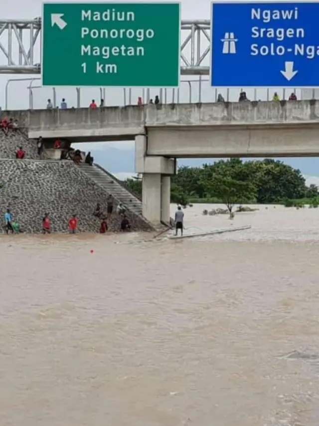 Viral Warga Memancing di Tol