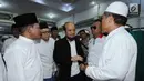 Penyidik KPK, Novel Baswedan (tengah) berbincang jelang melaksanakan salat berjamaah di sekitar kediaman di kawasan Kelapa Gading, Jakarta, Kamis (22/2). Novel kembali dalam proses pemulihan menunggu operasi tahap kedua. (Liputan6.com/Helmi Fithriansyah)