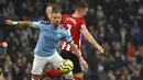 Bek Manchester City, Kyle Walker, berebut bola dengan pemain Sheffield United, Enda Stevens, pada laga Premier League 2019 di Stadion Etihad, Minggu (30/12). Manchester City menang 2-0 atas Sheffield United. (AP/Rui Vieira)