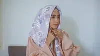 Tutorial hijab segi empat simpel. (dok. screenshot video Vidio.com/Liputan6)