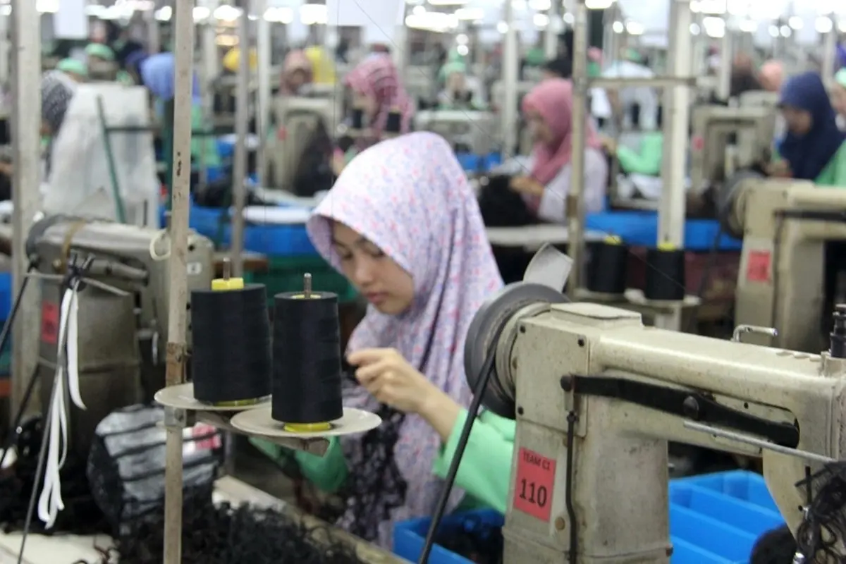 Banyaknya pabrik yang mempekerjakan perempuan menciptakan fenomena baru, Pamong Praja. (Foto: Liputan6.com/Dinhubkominfo PBG/Muhamad Ridlo)