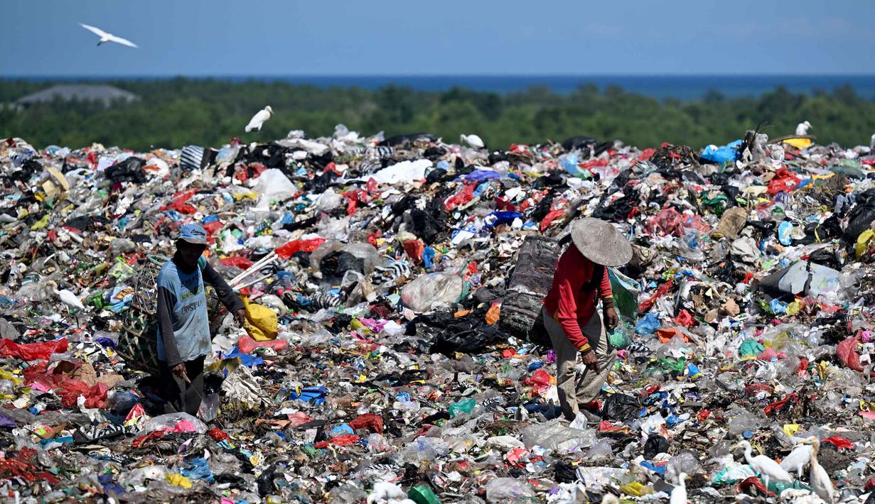 Mereka memprotes kebijakan pembatasan pembuangan sampah organik di TPA Suwung yang telah berlaku sejak 1 April 2026. Tampak dalam foto, orang-orang mengumpulkan sampah di Tempat Pembuangan Akhir (TPA) Suwung, Denpasar, Bali, pada Jumat 17 April 2026. (SONNY TUMBELAKA/AFP)
