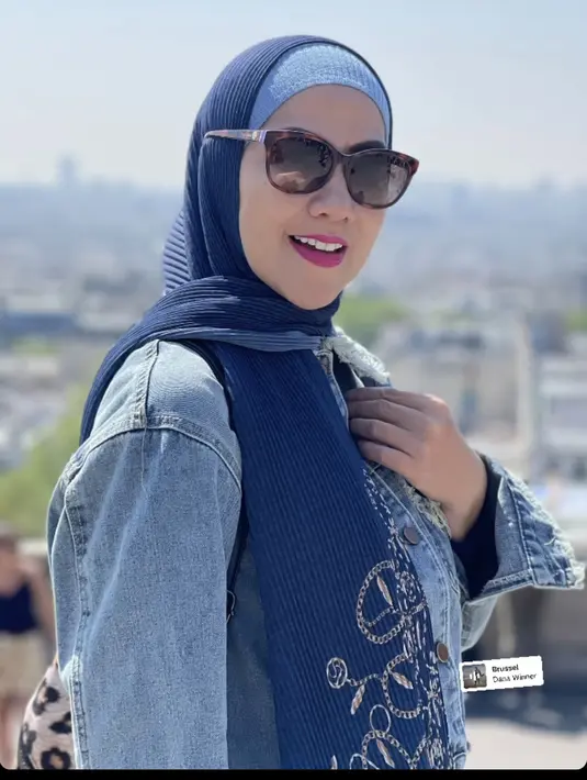 Seperti Venna Melinda yang bergaya monokrom dengan pilihan warna biru. Dari dress, jaket denim, sampai hijab pashminanya berwarna senada. [Foto: @vennamelindareal]