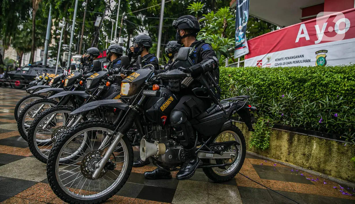 Sejumlah anggota satuan Brimob bersiaga di kawasan Bundaran HI, Jakarta, Kamis (31/12/2020). Dalam pengamanan malam tahun baru, Polda Metro Jaya menurunkan sebanyak 8.139 personel gabungan dan disebar ke beberapa titik sesuai dengan wilayah hukumnya masing-masing (Liputan6.com/Faizal Fanani)