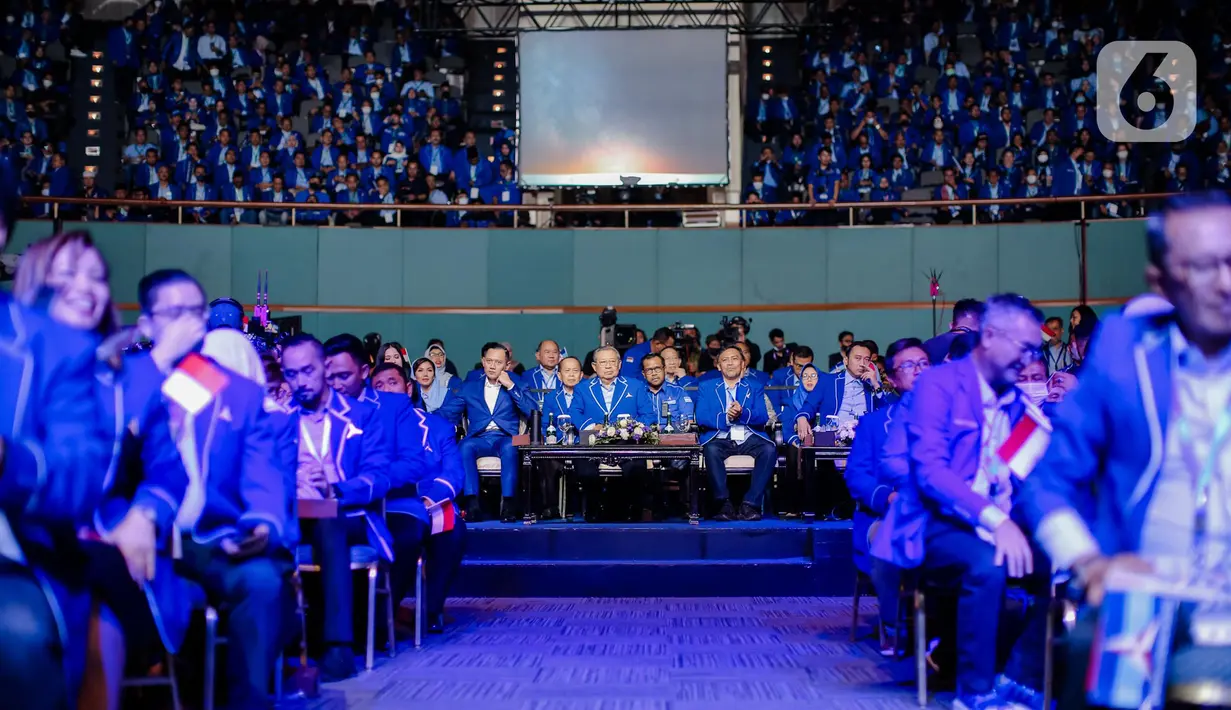 etua Majelis Tinggi DPP Partai Demokrat Susilo Bambang Yudhoyono (SBY) saat hadir dalam Rapimnas Partai Demokrat di JCC, Jakarta, Jumat (16/9/2022). Dalam pidatonya, AHY menyebut Demokrat sedang intens dengan 2 partai dan Demokrat tengah intens membangun komunikasi dengan 2 partai yang juga memiliki semangat dan energi perubahan untuk Indonesia yang lebih baik. (Liputan6.com/Faizal Fanani)