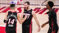 Pebasket Miami Heat, Tyler Herro, melakukan selebrasi bersama Goran Dragic usai menaklukkan Boston Celtics pada gim keempat final NBA Wilayah Timur di AdventHealth Arena, Kamis (24/9/2020). Miami Heat menang dengan skor 109-112. (AP/Mark J. Terrill)