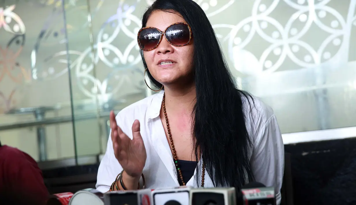 "Hari ini aku datang sebagai penggugat, karena tergugat tak hadir jadi ada pemanggilan sekali lagi minggu depan," kata Melanie Subono di Pengadilan Negeri Jakarta Selatan, Jakarta Selatan, Senin (29/8). (Deki Prayoga/Bintang.com)