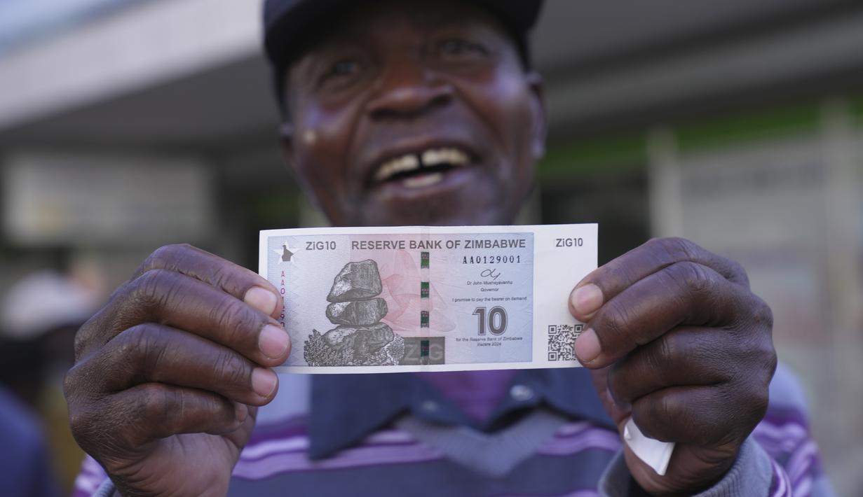 ZiG diperkenalkan secara elektronik pada awal April, namun masyarakat sekarang dapat menggunakan uang kertas dan koin. (AP Photo/Tsvangirayi Mukwazhi)