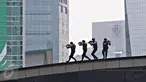 Sejumlah polisi bersenjata lengkap ikut ambil bagian dalam simulasi penanggulangan bom di lapangan Direktorat Sabhara Polda Metro Jaya, Kamis (4/2). Simulasi dilakukan untuk menempa kemampuan Polri dalam mengatasi teroris. (Liputan6.com/Immanuel Antonius)