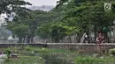 Warga memancing di area banjir yang merendam TPU Semper, Jakarta, Selasa (4/12). TPU Semper menjadi langganan banjir saat musim penghujan akibat rendahnya permukaan tanah dengan ketinggian air sepinggang orang dewasa. (Merdeka.com/Iqbal S. Nugroho)