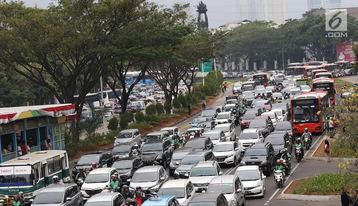 Kendaraan terjebak kemacetan saat melintas di Jalan Sudirman, Senayan, Jakarta, Minggu (2/9). Tingginya antusiasme warga yang ingin menonton penutupan Asian Games 2018 menyebabkan kawasan Senayan dipadati kendaraan. (Liputan6.com/Immanuel Antonius)