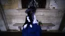 Seorang peserta mengenakan topeng emas dan kostum dominasi warna biru dan hitam duduk di St Mark Square selama Karnaval Venesia di Italia, Sabtu (28/1). Karnaval Venesia dimulai pada abad ke-11 dan  berkisah tentang 12 Maria. (FILIPPO MONTEFORTE/AFP)