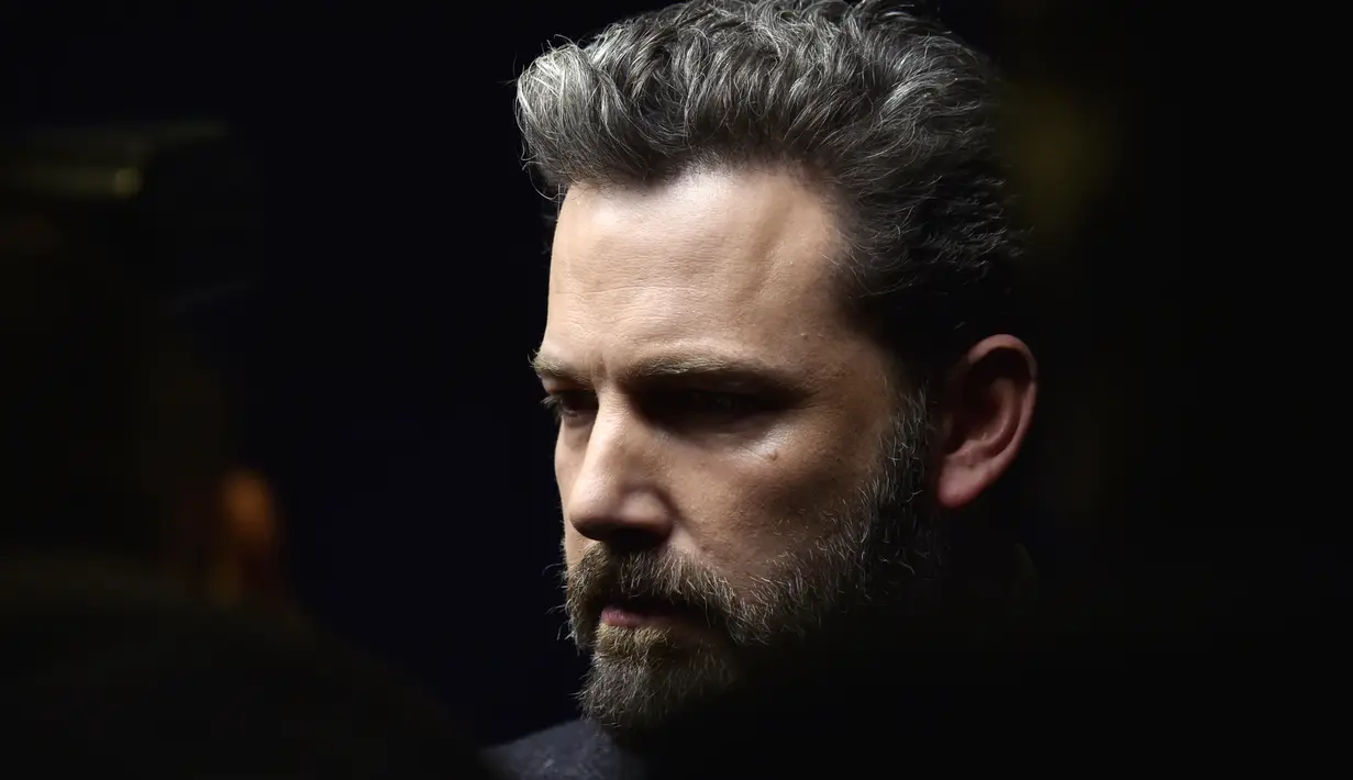 Ben Affleck sendiri tengah melakukan perawatan untuk keluar dari kecanduan alkoholnya. (ALAIN JOCARD / AFP)
