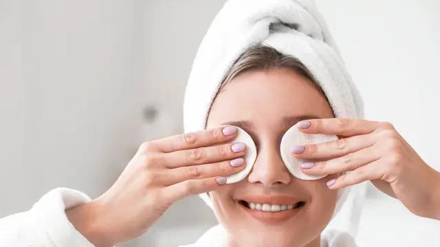 5 Langkah Membersihkan Makeup Waterproof yang Tepat demi Cegah Iritasi dan Jerawat