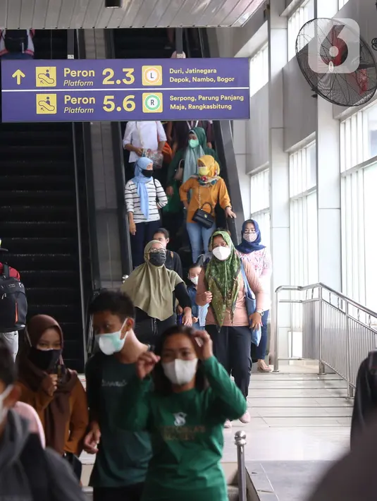 Penumpang menuruni eskalator di Stasiun Tanah Abang, Jakarta, Selasa (16/11/2021). Pemerintah telah memperpanjang kebijakan Pemberlakuan Pembatasan Kegiatan Masyarakat (PPKM) Jawa-Bali mulai 16-29 November 2021. (Liputan6.com/Angga Yuniar)