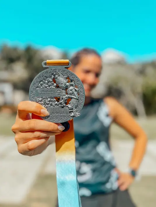 Potret bahagia Nia setelah bisa berhasil sampai finish. Ia pun menunjukkan medali yang menambah koleksinya. Tidak hanya senang, Nia juga menceritakan sedikit ada drama hingga membuatnya panik saat tengah lari. [Instagram/ramadhaniabakrie]