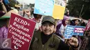 Sejumlah wanita menuntut keadilan iklim di depan Istana Negara, Jakarta, Selasa (17/5). Mereka meminta pemerintah Indonesia tegas dan konsisten dalam langkah mengatasi perubahan iklim. (Liputan6.com/Faizal Fanani)