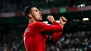 Striker Portugal, Cristiano Ronaldo, merayakan gol yang dicetaknya ke gawang Luksemburg pada laga Kualifikasi Piala Eropa 2020 di Stadion Jose Alvalade, Lisbon, Sabtu (11/10). Portugal menang 3-0 atas Luksemburg. (AFP/Carlos Costa)