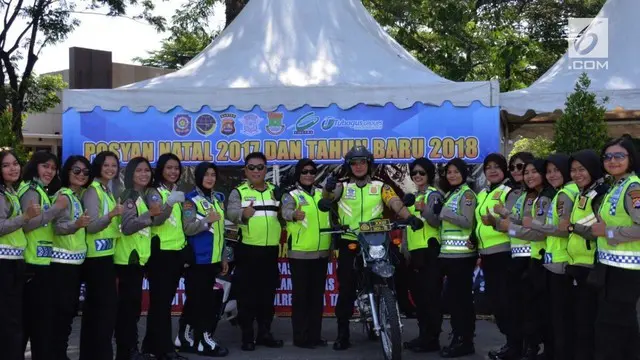 Jelang pelaksanaan Misa Natal 2017, Polresta Tangerang mengerahkan puluhan polisi wanita yang mengendarai motor trail atau Polwan Motoris.