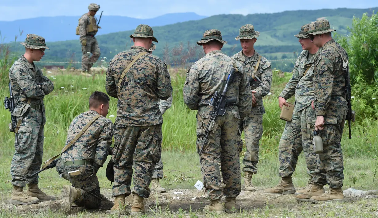 Marinir AS ikut serta selama latihan militer gabungan dengan Pasukan Bela Diri Jepang di Eniwa, prefektur Hokkaido, (16/8). Latihan gabungan ini dinamakan Northern Viper 17. (AFP Photo/Toru Yamanaka)