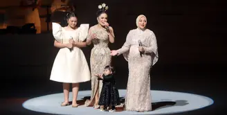 Diva Pop Indonesia Krisdayanti baru saja menggelar konser Semesta. Tidak hanya tampil sendiri, mantan istri Anang Hermansyah itu juga duet bareng dua anak, Aurel Hermansyah dan Amora Lemos serta cucunya, Ameena. [Foto; Bambang E Ros/Fimela.com]